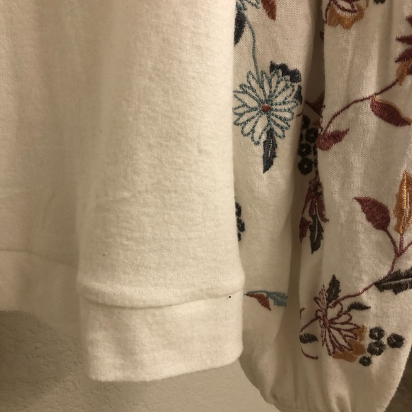 NWOT! Bulky floral sleeved sweater - Picture 5 of 6